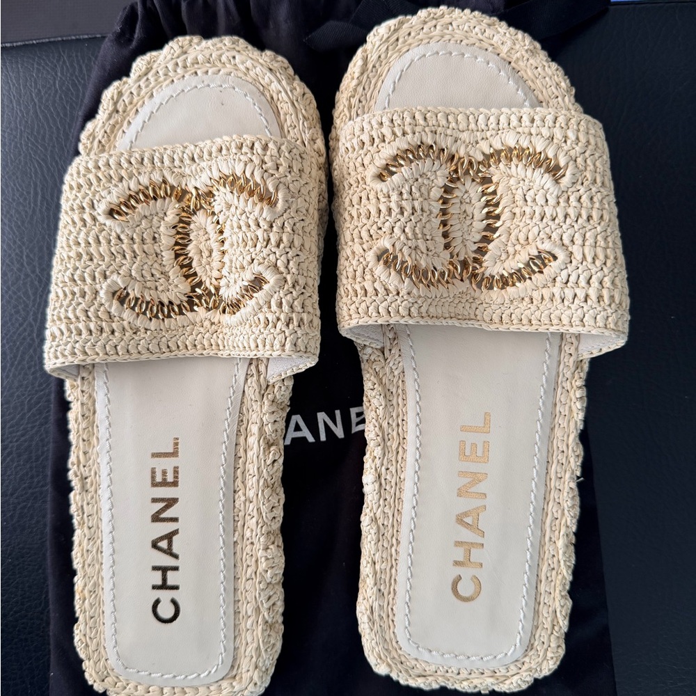 CHANEL NEW Cream/Beige Raffia CC Espadrille Slide Mule Sandals 38 NEW
